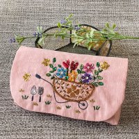 ビーズ刺繍で作る花かごのポーチ