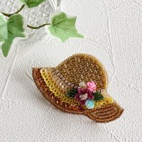 ビーズステッチと刺繍でつくるブローチ〜麦わら帽子〜